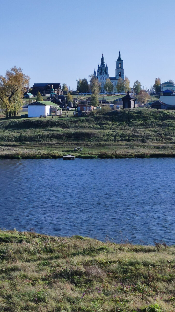 Село стоит на реке Синячиха (она же  и правда синяя?) Отсюда и название села. 
