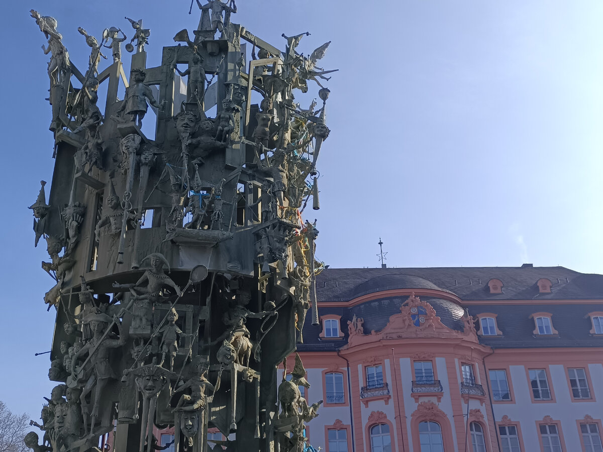 Карнавальная композиция с фонтаном на площади Шиллера. Майнц. Германия. Фото автора 