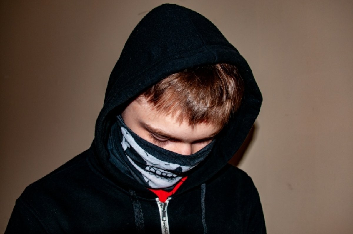    16-летний подросток вернулся домой пьяным и начал задирать младшего брата и мать.