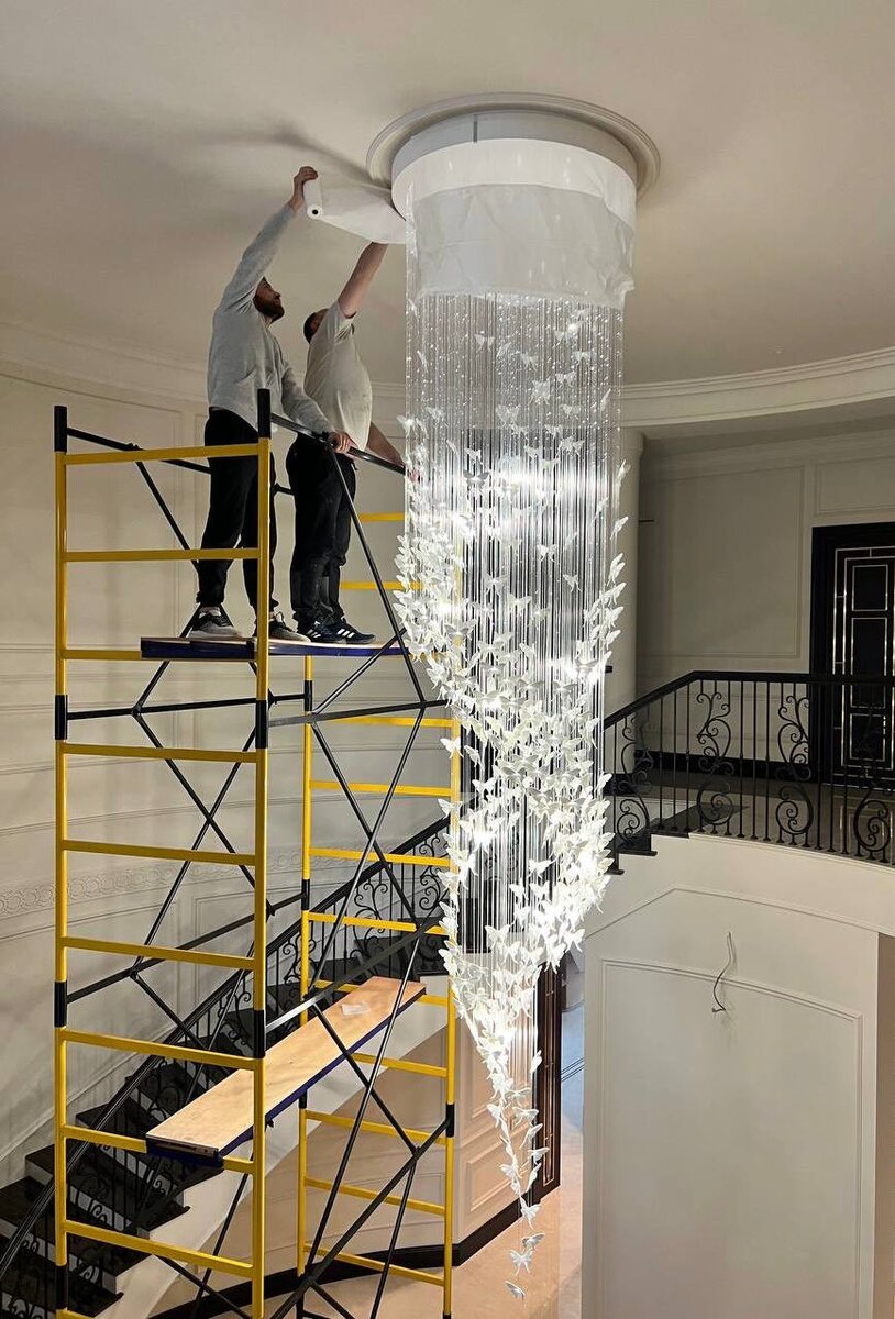 Монтаж основной люстры в главном холле, выполняет функцию общего и декоративного света)