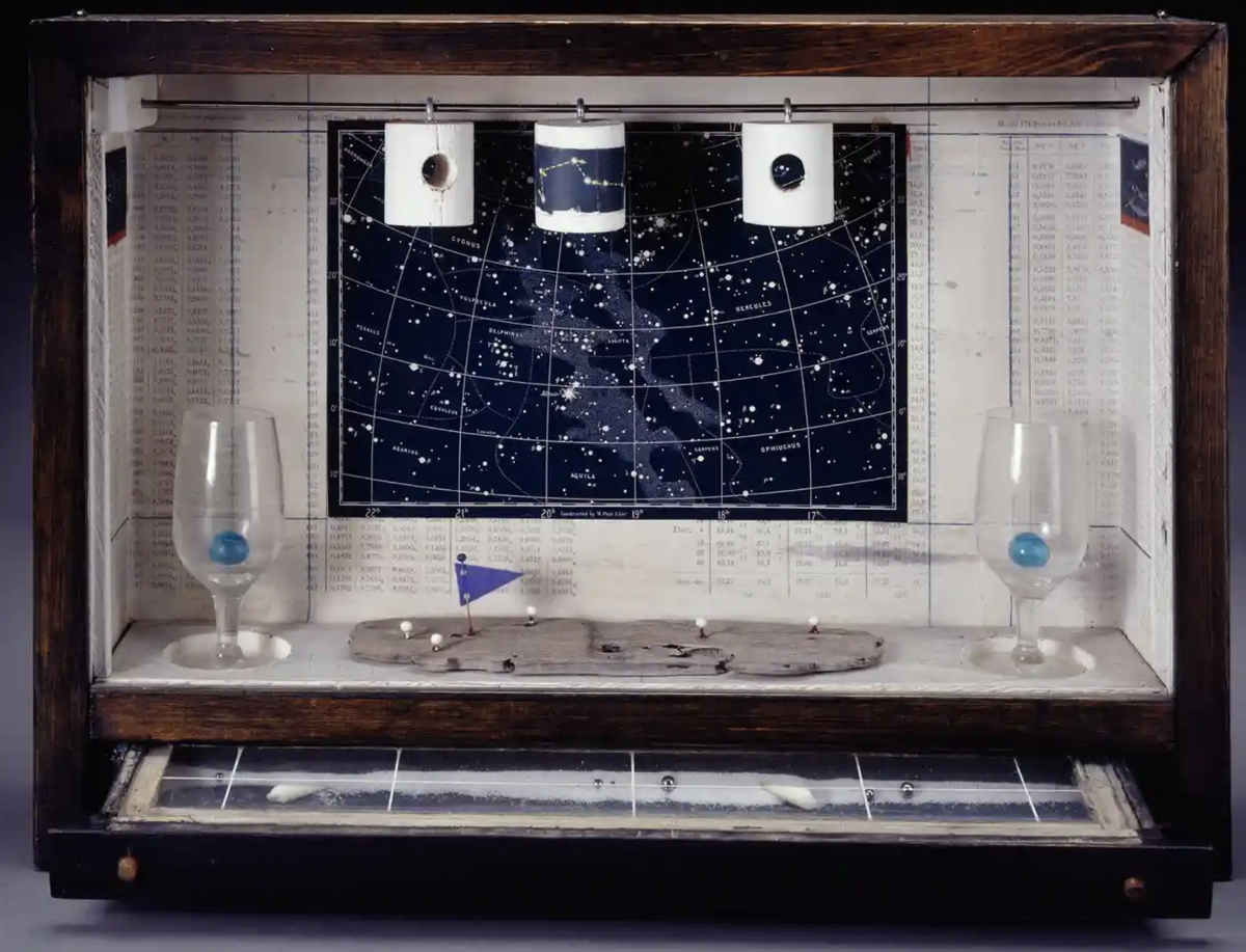 Джозеф Корнелл. Без названия (Небесная навигация), 1956–58. Считается, что ящики Корнелла невозможно отреставрировать, сохранив оригинаьную ауру произведений