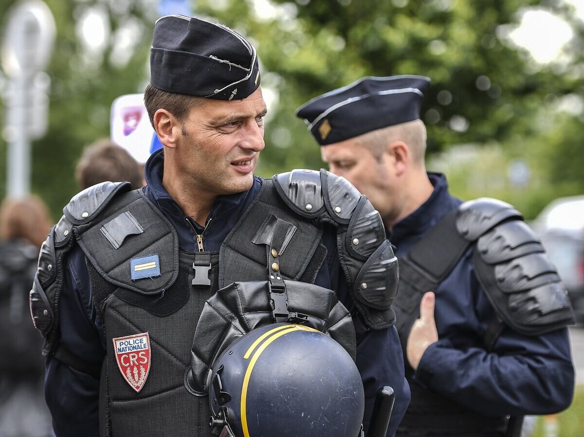    Сотрудники полиции национальной безопасности (CRS) на улице Лилля перед матчем группового этапа чемпионата Европы по футболу - 2016 между сборными командами России и Словакии© РИА Новости / Владимир Песня