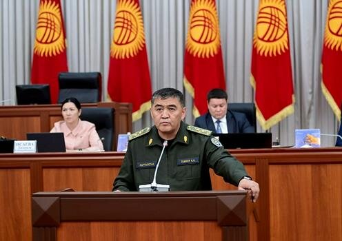 Камчыбек Ташиев выступает в Жогорку Кенеше. Фото с сайта kloop.kg