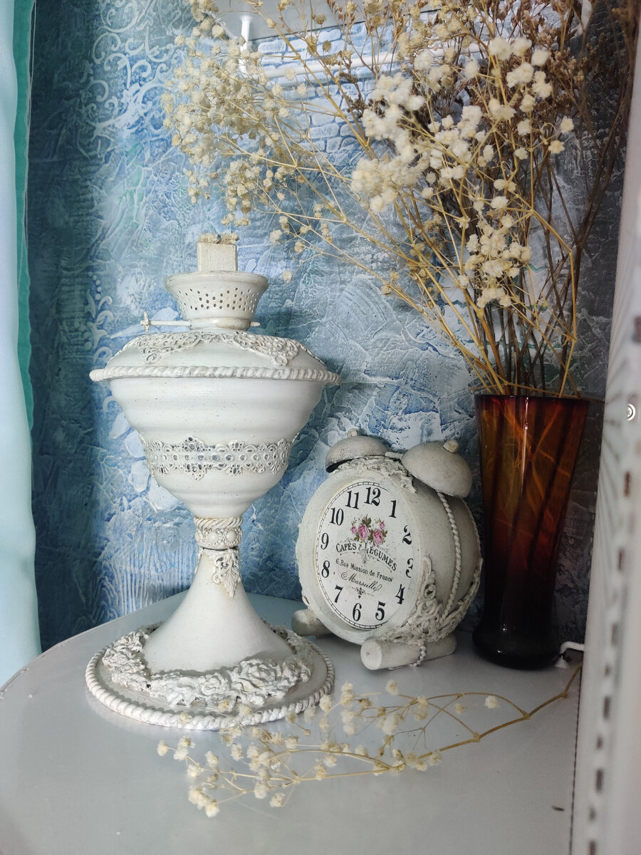 Такая лампа теперь светит уютом в интерьере прованса дачного дома новой хозяйки.