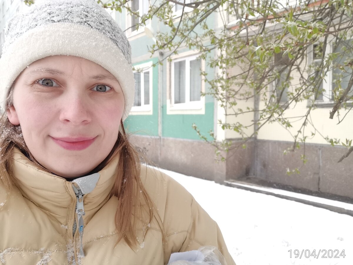 Справа от меня черемуха. Говорят, что её цветение приносит холод. Я проверила - пока не цветёт. 😁 Только бутоны появились. Интересно, когда зацветет, ещё холоднее будет? 😉