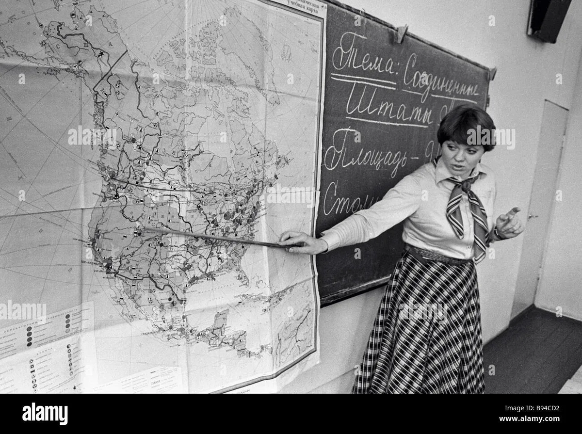 https://c8.alamy.com/comp/B94CD2/a-teacher-in-a-history-class-B94CD2.jpg