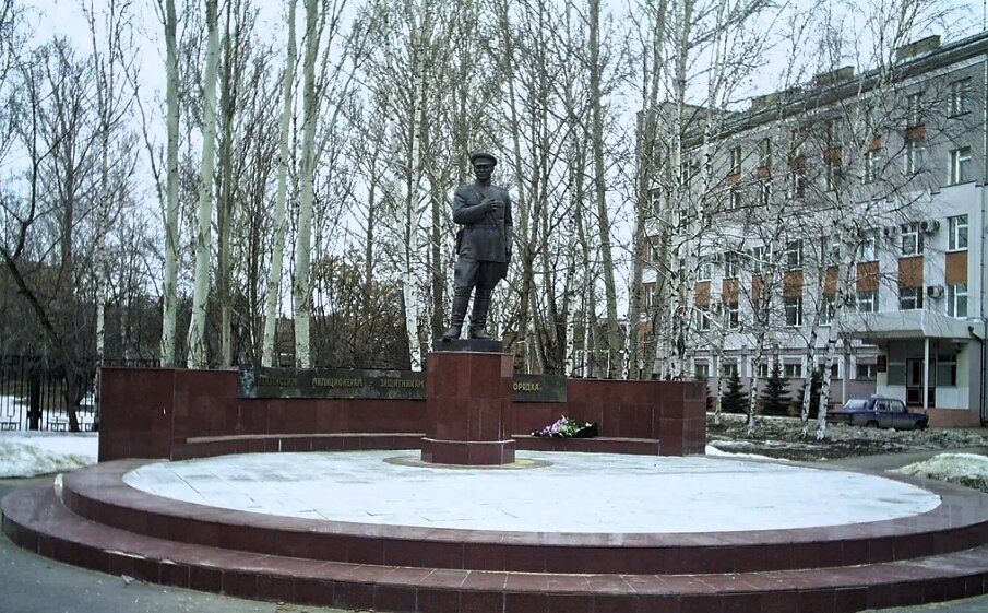 Памятник легендарному участковому символизирует преклонение жителей Пензы перед сотрудниками милиции. Фото из открытых источников.