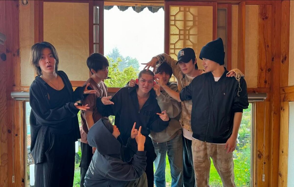 Тэëн посередине. 