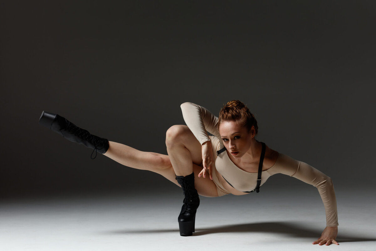  
Стрип-пластика - это уникальное искусство, которое позволяет выразить себя через танец и движение тела. Для многих это не просто способ развлечения, но и возможность почувствовать себя увереннее и привлекательнее. Даже новички могут освоить основные принципы этого искусства и научиться двигаться соблазнительно и грациозно.

Первый шаг в освоении стрип-пластики - это освобождение от стеснений и доверие собственному телу. Это искусство требует гибкости и пластичности, поэтому регулярные занятия растяжкой могут значительно помочь в его освоении. Важно также научиться контролировать свои движения и делать их плавными и гармоничными.

Одним из ключевых аспектов стрип-пластики является умение создавать атмосферу соблазна и интриги. Это достигается через использование различных аксессуаров, таких как платки, шляпы, перчатки и каблуки. Важно также уметь играть с взглядом и выразительно двигаться под музыку.

Необходимо помнить, что стрип-пластика - это не только танец, но и способ выражения своей сексуальности и женственности. Освоив основные принципы этого искусства, вы сможете не только поразить окружающих своими танцевальными навыками, но и почувствовать себя более уверенно и привлекательно.

Итак, если вы хотите попробовать что-то новое и увлекательное, не стесняйтесь попробовать стрип-пластику. С ней вы сможете раскрыть новые грани своей женственности и создать неповторимый образ соблазнительной и загадочной женщины.

Подробно о стриптизе можете узнать > https://www.sochi-night.net

