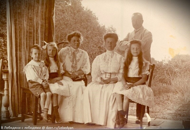 Т.В. и А.П. Хозиковы с детьми и няней.