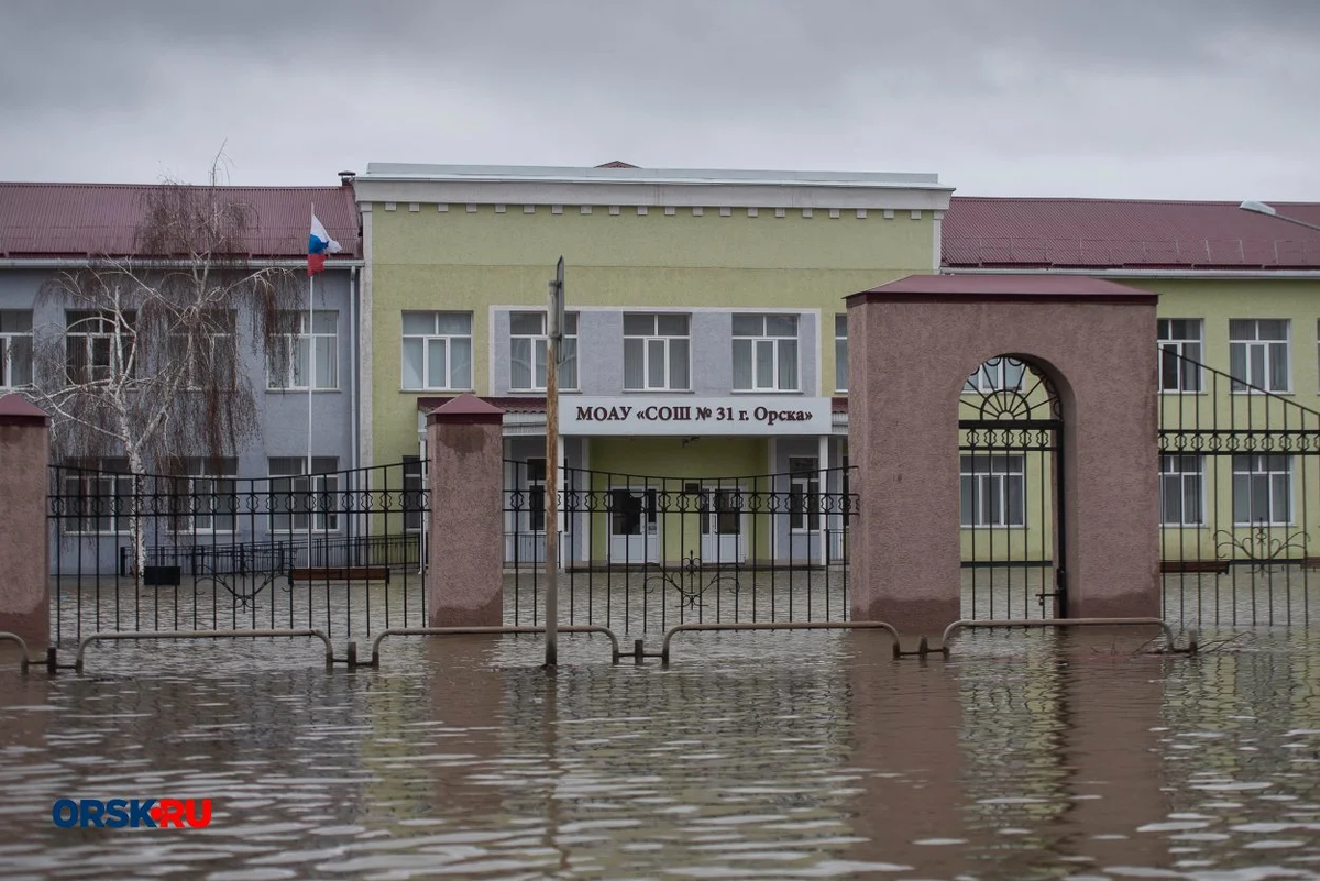 Затопленные и обезвоженные. В пострадавшем от наводнения Орске, где уже две  недели люди живут без воды, детей сегодня отправили в школы | Куда идём? |  Дзен