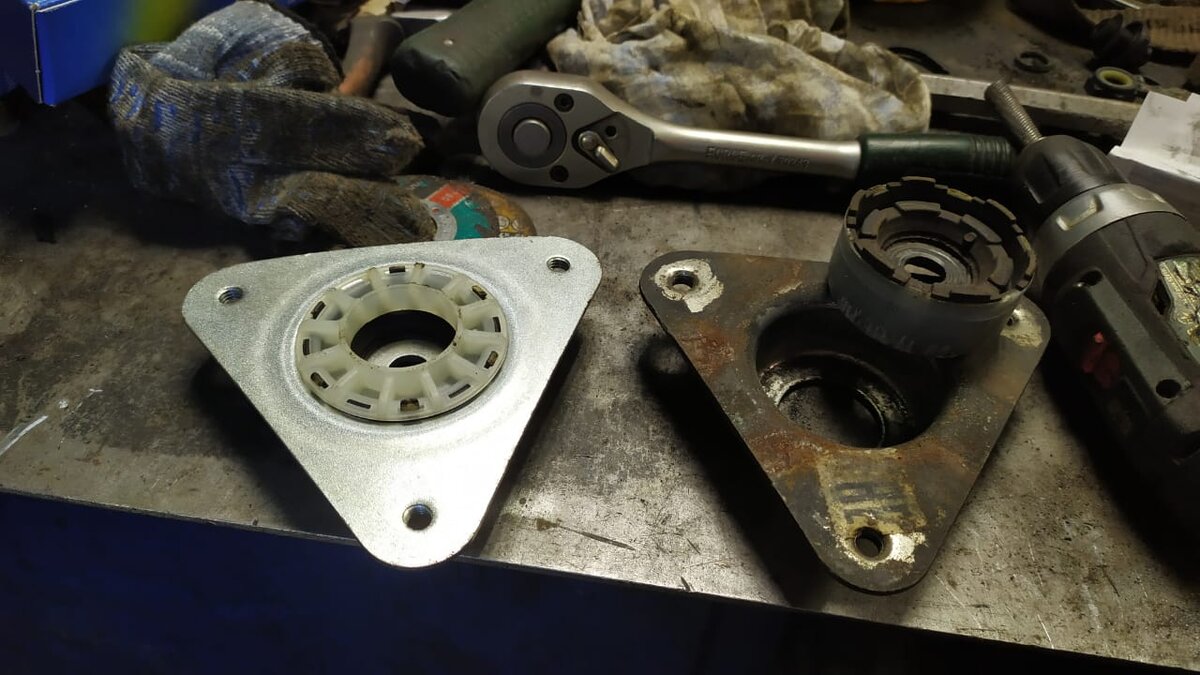 Новая и старая чашка, которая прожила в машине 142.000км