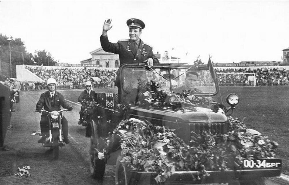 Юрий Гагарин на ГАЗ-69. Брянск, 1966 год 