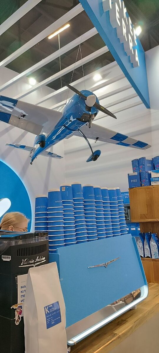 Yankee Sierra. Бренд назван в честь основателей - семейной пары и их позывных при  полетах на самолетах, так как они являются ярыми поклонниками воздухоплавания