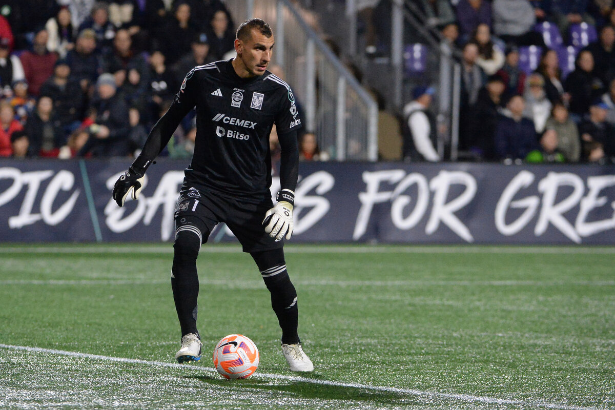     Грязная игра: мексиканский футболист попытался ослепить вратаря из другой команды с помощью лазерной указки