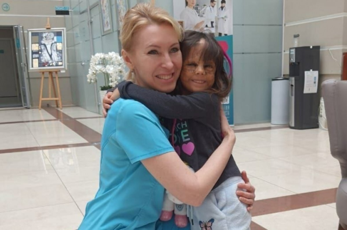    Девочке с «маской Бэтмена» из США провели первую операцию в Петербурге