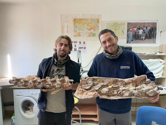 Дэмиен Бошетто (слева) и Жан-Марком Вейсьером один из членов археологической группы, работавший на раскопках держат окаменелости