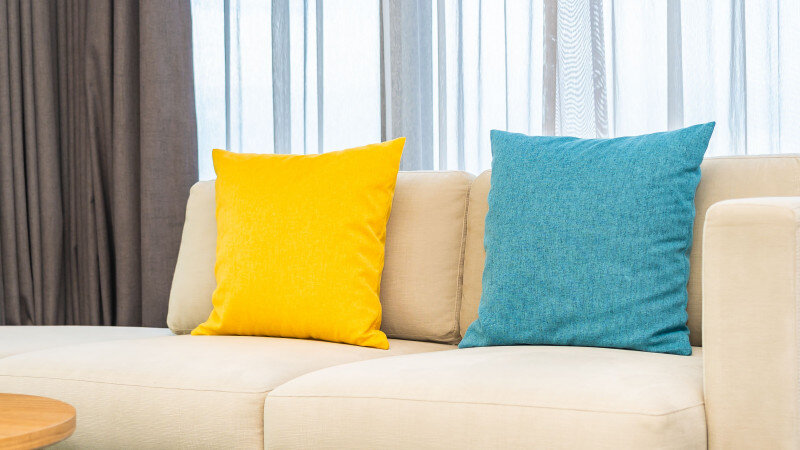     Цветные диванные подушки. freepik.com/lifeforstock