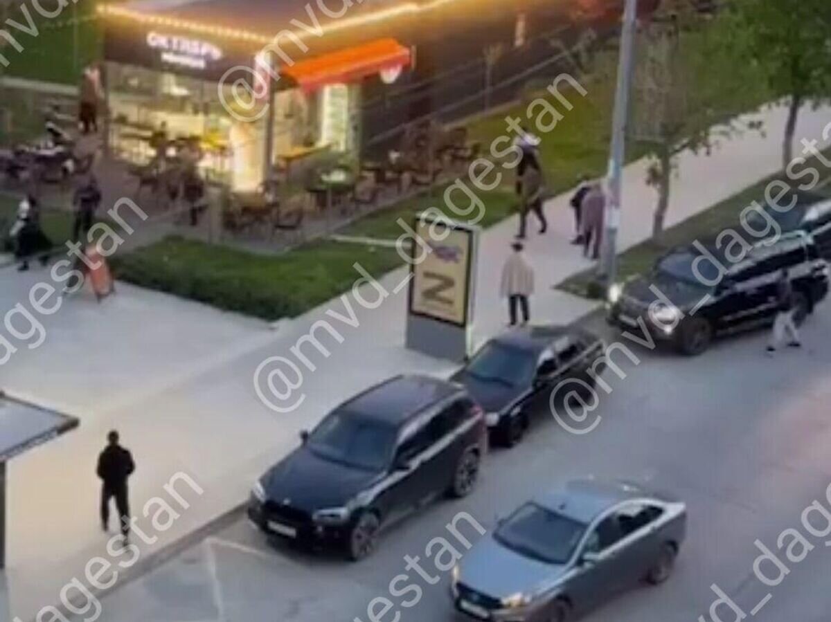    Место стрельбы возле кафе в дагестанском Дербенте© Фото : МВД по Республике Дагестан/Telegram