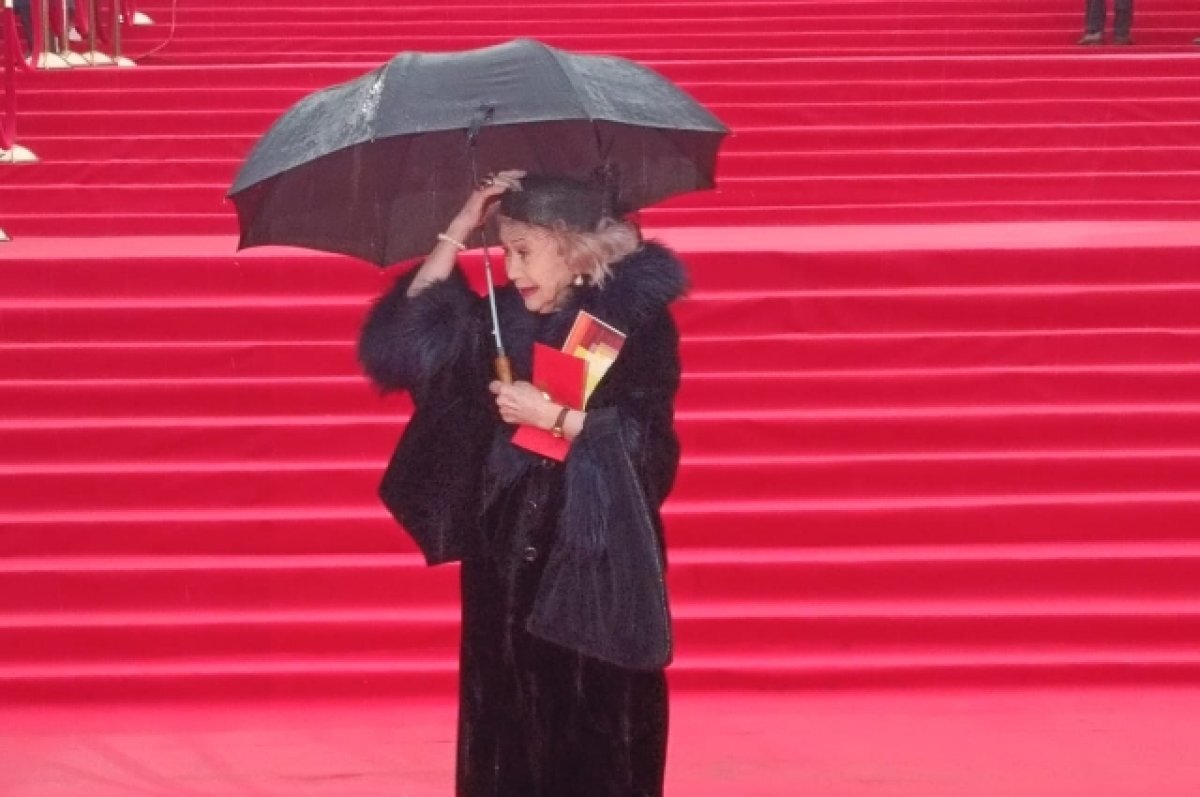    Со Светланы Немоляевой ураган чуть не сорвал шляпку