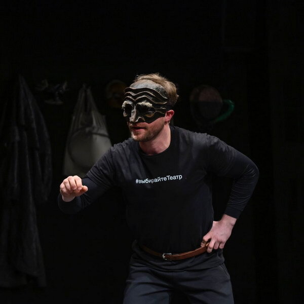    Иван Дергачев соединит воспоминания и импровизациями в масках Дель Арте в «Спектакля нет»