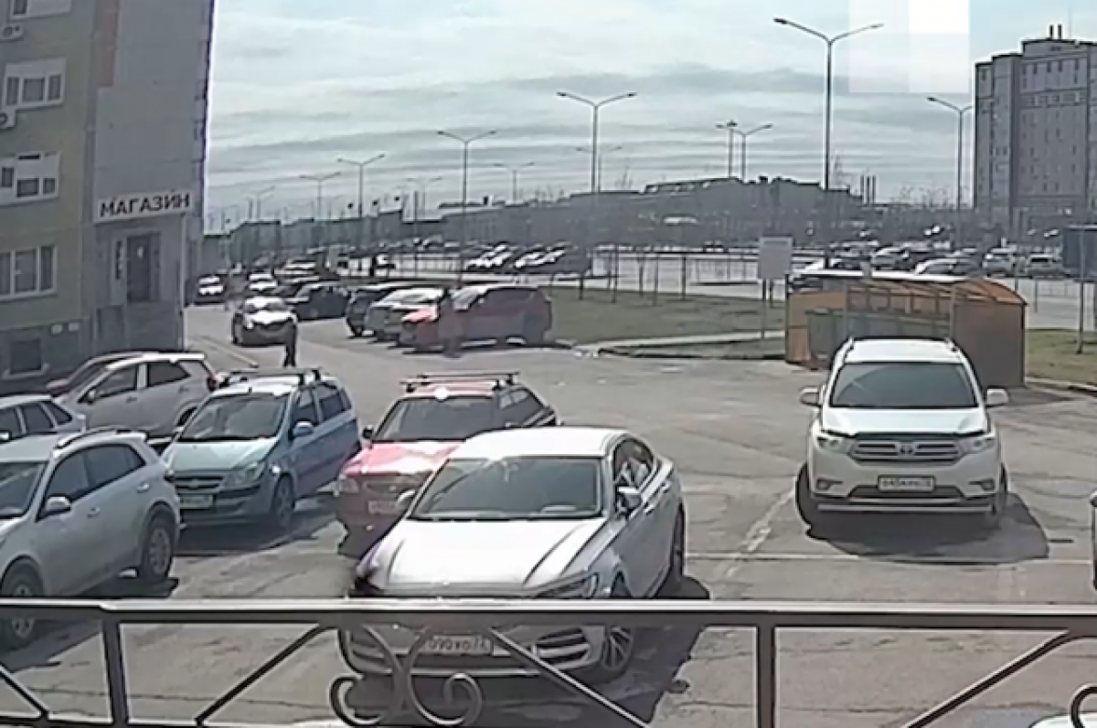    Из окна многоэтажки на ул. Менделеева в Тюмени выпал подросток