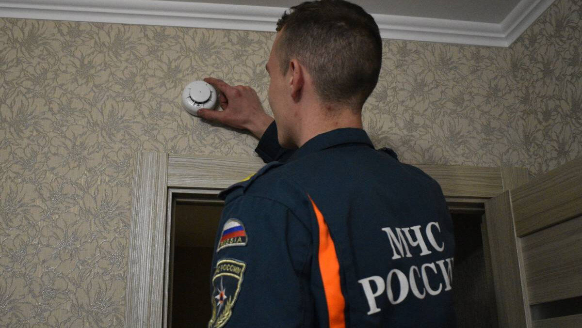 В Твери устанавливают пожарные извещатели в домах многодетных семей ...