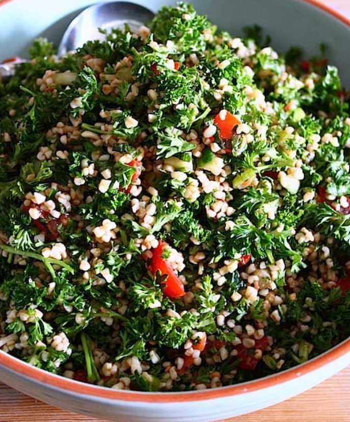 Ингредиенты: 
1 чашка гречки
200 г копченой колбасы
2 огурца
1 средняя луковица
1/2 чашки зеленого горошка
Сок половины лимона
3 ст. ложки сметаны
2 ст. ложки мелко нарезанной петрушки
Соль и перец по вкусу
Рецепт:

Сварите гречку в подсоленной воде до готовности. Откиньте на дуршлаг и дайте стечь лишней воде.
Нарежьте копченую колбасу, огурцы и лук мелкими кубиками.
В большой миске смешайте гречку, нарезанную колбасу, огурцы, лук и зеленый горошек.
В отдельной миске смешайте сметану, сок лимона и мелко нарезанную петрушку.
Приправьте салат приготовленным соусом и хорошенько перемешайте.
Подавайте салат "Богатство Руси" на стол, украшенный зеленью и с целым лимоном для украшения.