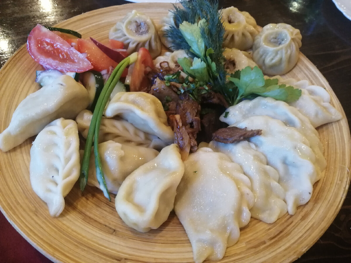 Сет калмыцких блюд в ресторане "Калмыцкая кухня №1" (Элиста). Фото Светы Давыдовой