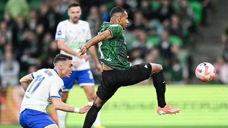    Форвард «Краснодара» Виктор Са (справа) и полузащитник «Факела» Никита Моцпан.ФК «Краснодар»