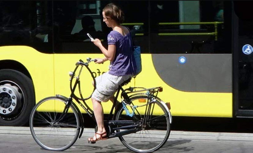 Женщина с ребенком в автобусе. Курьерский велосипед. Можно ли с велосипедом ехать в автобусе. В метро с велосипедом. Велосипед в багажный отсек автобуса.