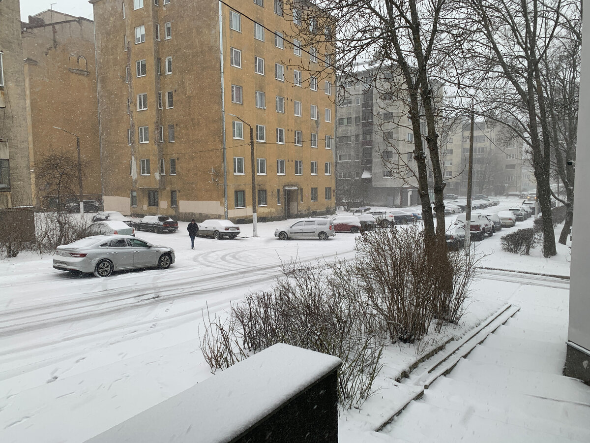 Это я только вышла с работы, а снег валит до сих пор!