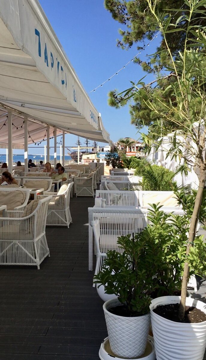 Ресторан Паруса на приморской набережной Сочи.