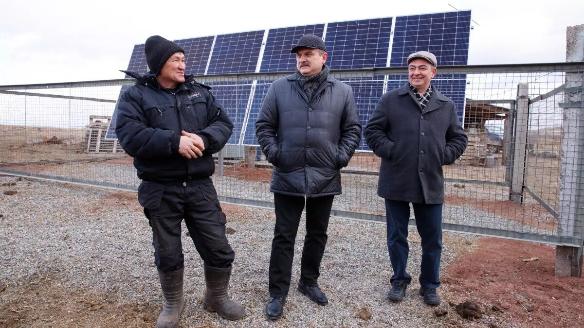 Фото: пресс-служба «Россети Сибирь» / newkhakasiya.online Солнечная электростанция у фермера в Хакасии