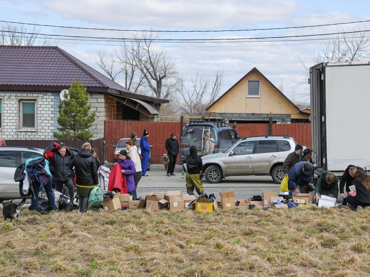    Раздача гуманитарной помощи жителям в районе Старого города в Орске© РИА Новости / Сергей Никифоров