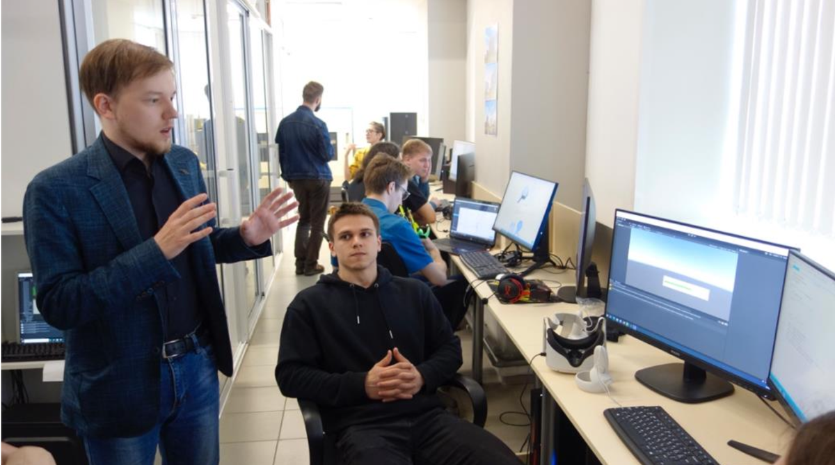 Я и наша команда в Технопарке "САФУ" за выполнением проекта (слева Артём - староста группы и просто крутой парень)