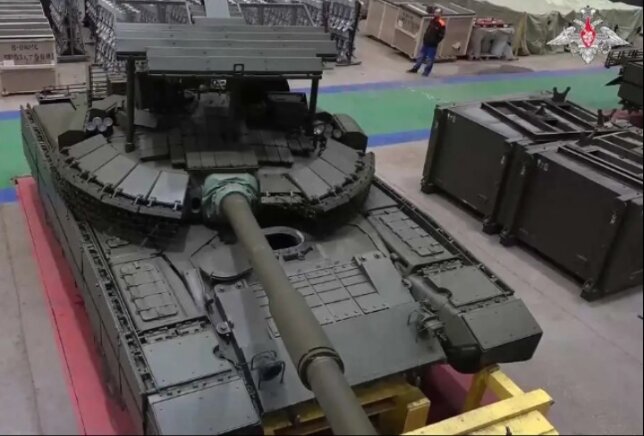 Последняя версия Т-80ВБМ получила новую броню и защиту «Клетка». (Источник изображения Уралвагонзавод)