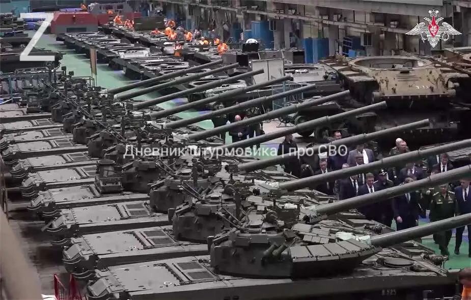 На этом снимке вы видите линию по производству десятков танков Т-80БВМ на заводе Уралвагонзавод. (Источник изображения Видео Уралвагонзавода)