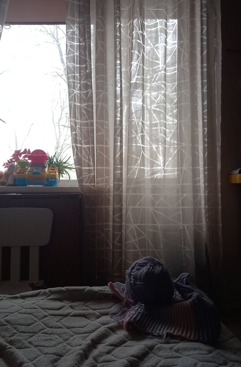 Фото сделано в вечернее время. Тут ещё и вязание в кадр попало.  