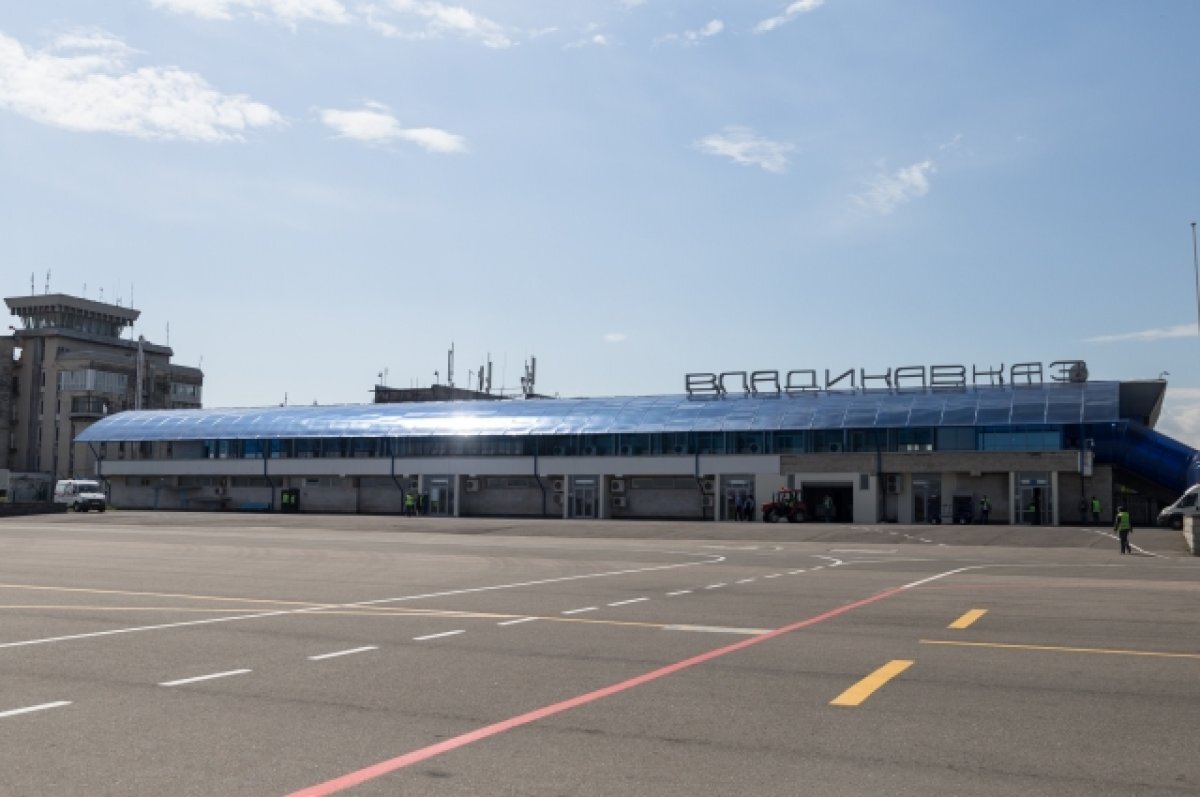    Из-за ямы на взлётной полосе от удара молнии закрывали аэропорт Владикавказ