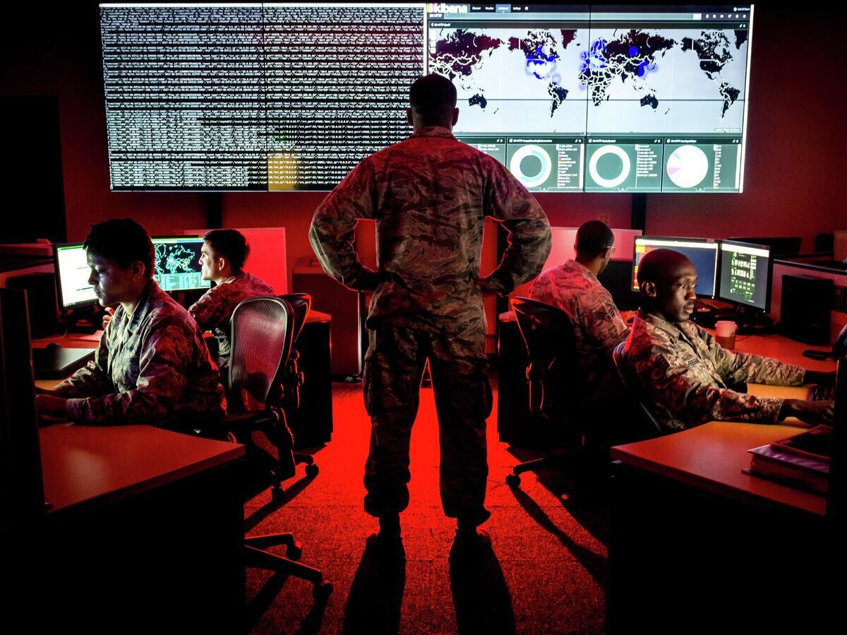    Военнослужащие 175-й группы по операциям в киберпространстве армии США на авиабазе Warfield в штате Винсконсин© Фото : U.S. Air Force / Joseph Eddins