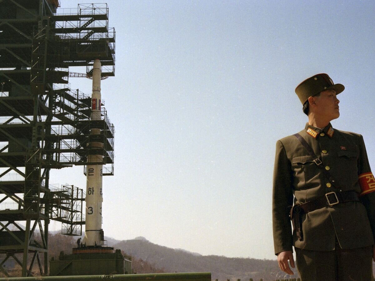    Северокорейский военнослужащий на космодроме Сохэ в провинции Пхёнан-Пукто, КНДР© AP Photo / David Guttenfelder