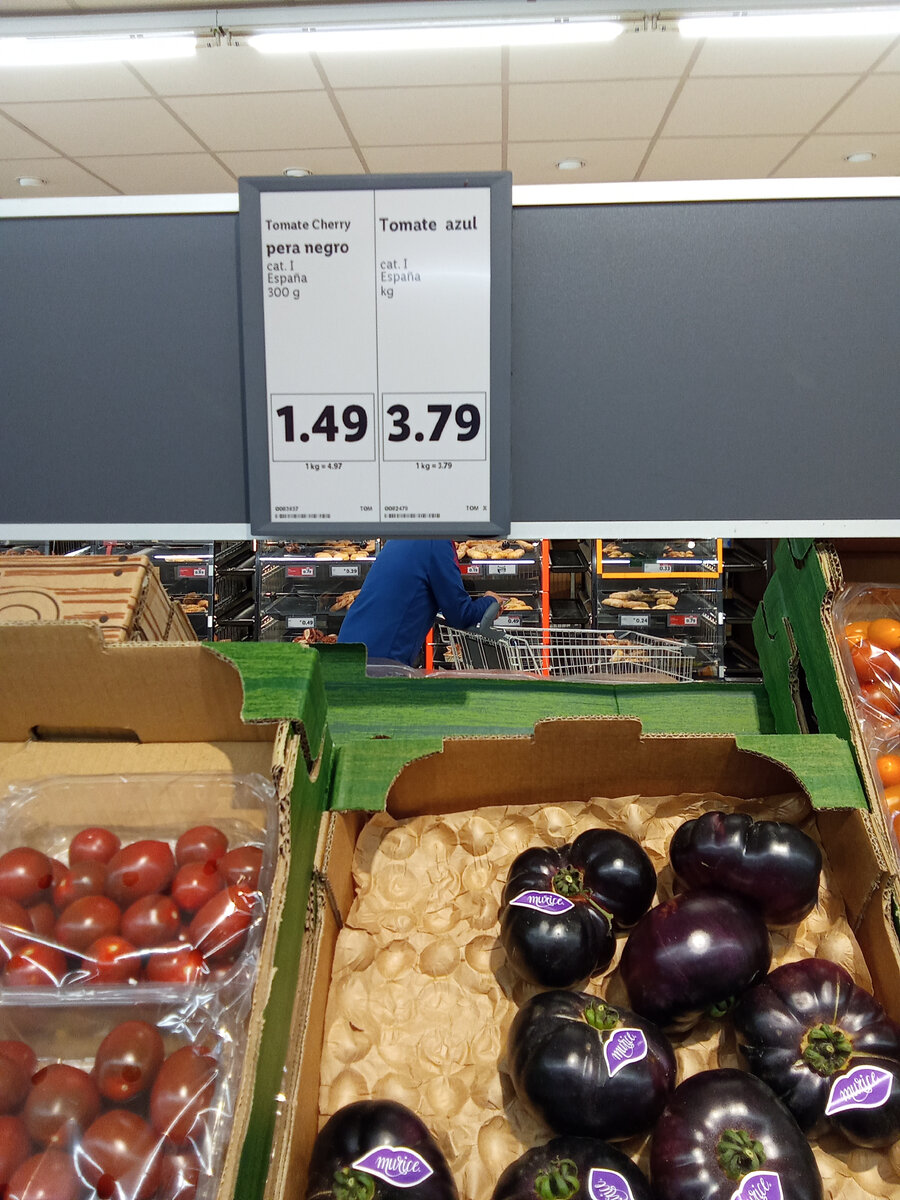 Отвлеклась на пару минут - и уже половину синих томатов разобрали