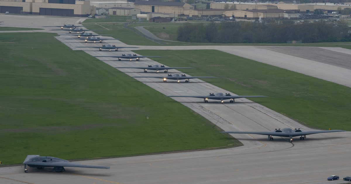 Демонстрации мощи американских ВВС: 15 апреля с авиабазы Уайтмен вылетели 12 бомбардировщиков-невидимок Northrop Grumman B-2, это 60% от общего парка этих самолетов. 
Источник: ВВС США.