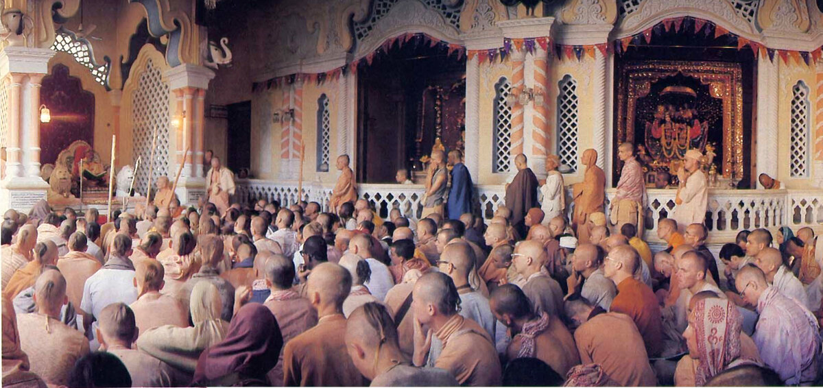 Духовные дети Щрӣлы Прабхупа̄ды. Храм Кp̣шна-Балара̄м мандир, Вp̣ндава̄н, Индия , 1978 год, август. Преданное служение изменяет лицо мира.