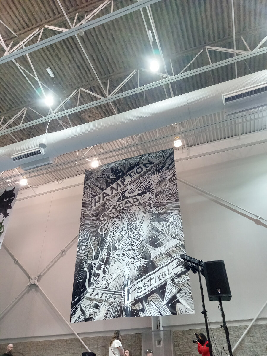 Эмблема фестиваля татуировок на стене выставочного комплекса в городе Хамптон, штат Вирджиния, США. Эта эмблема была на всех рекламных проспектах и объявлениях о событии в Интернете. Идея эмблемы принадлежит татуировщику, присутствующему на фестивале (см. фото ниже) Март 2024. Фото автора статьи The ЖурнальчиК. 