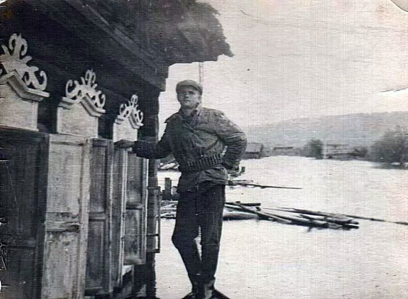 В.И. Паленок на лодке у своего дома, уходящего под воду, май 1967 года, д. Кижарт. Фото Юрия Циглера из группы «Наша малая родина»