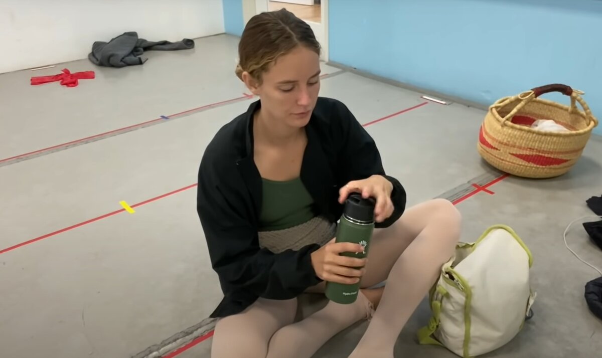 Водный режим соблюдает каждая профессиональная танцовщица. Это тоже помогает держать вес в норме.