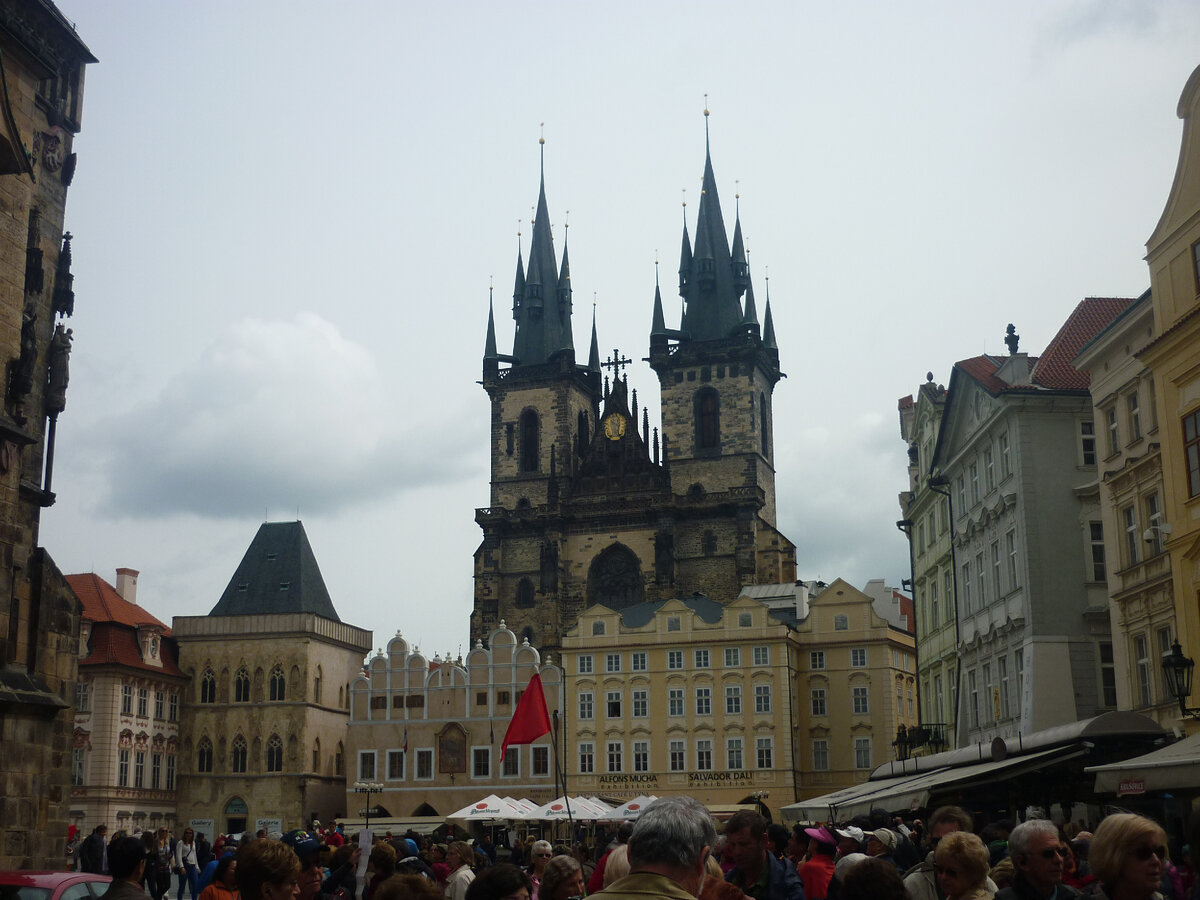 Прага - красивый готический город