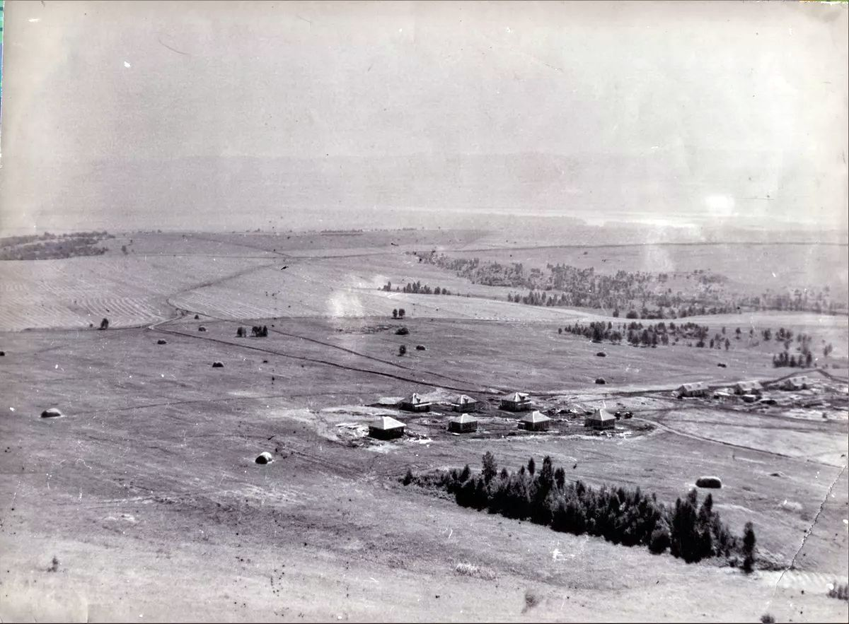 Первые строения на месте будущего посёлка Приморск. Фото из фондов районного музея